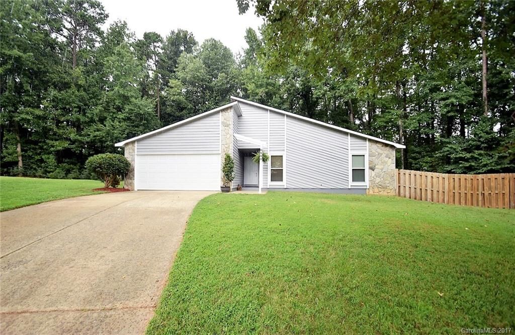 Property Photo: 6503 Wealdstone Court NC 28227