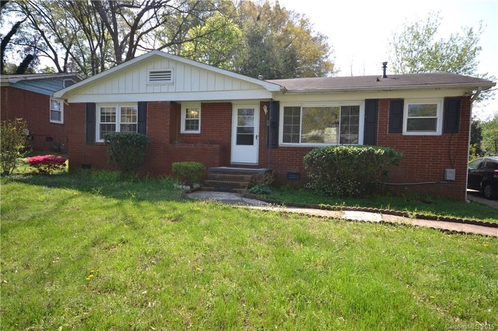 Property Photo:  3739 Fieldcrest Road  NC 28217 