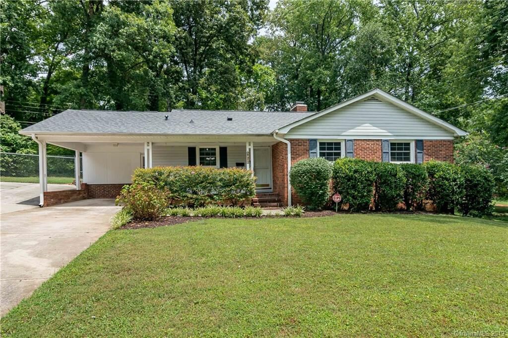 Property Photo: 621 Kenlough Drive NC 28209