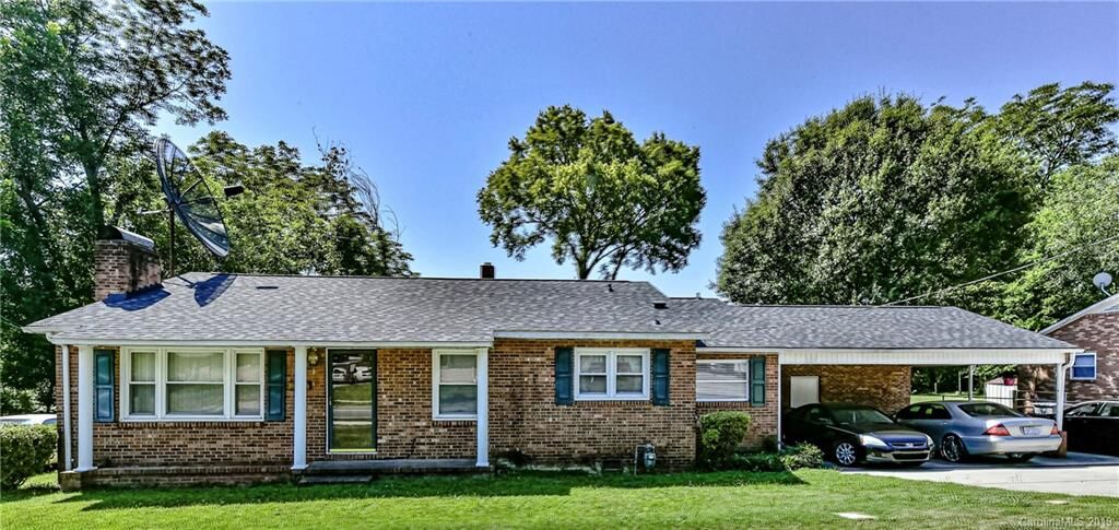 Property Photo:  324 Hoskins Road  NC 28216 