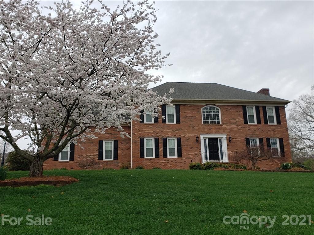 Property Photo: 1398 Chalmers Court NC 28027