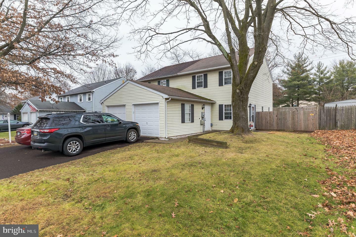 Property Photo: 427 Edgewood Drive PA 18969