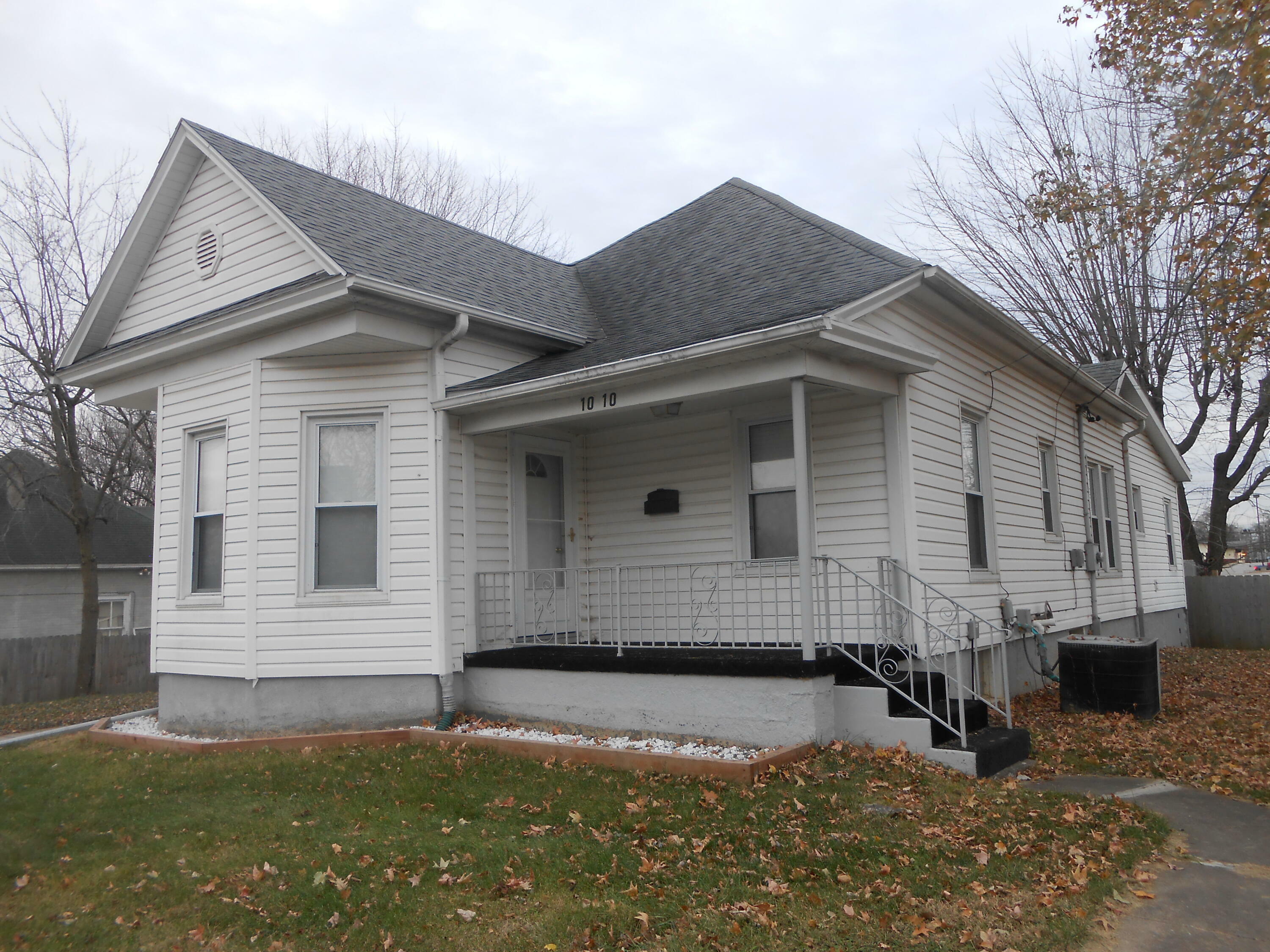 Property Photo:  1010 E Jackson Street  MO 65265 