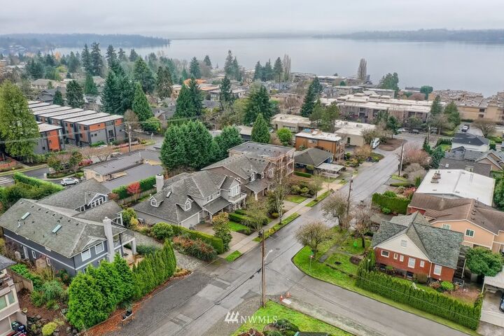 Property Photo:  325 6th Avenue S  WA 98033 