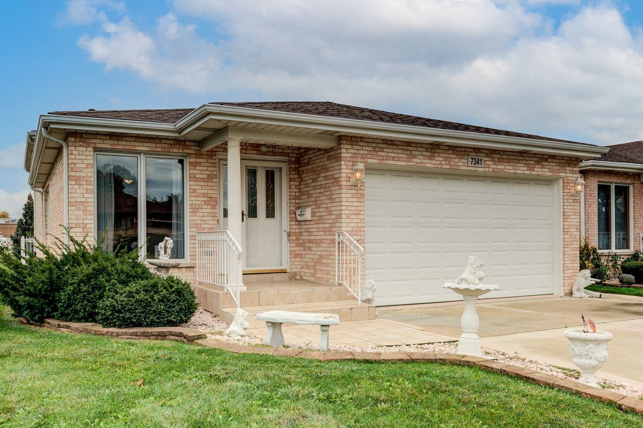 Property Photo: 7341 W Ainslie Street IL 60706