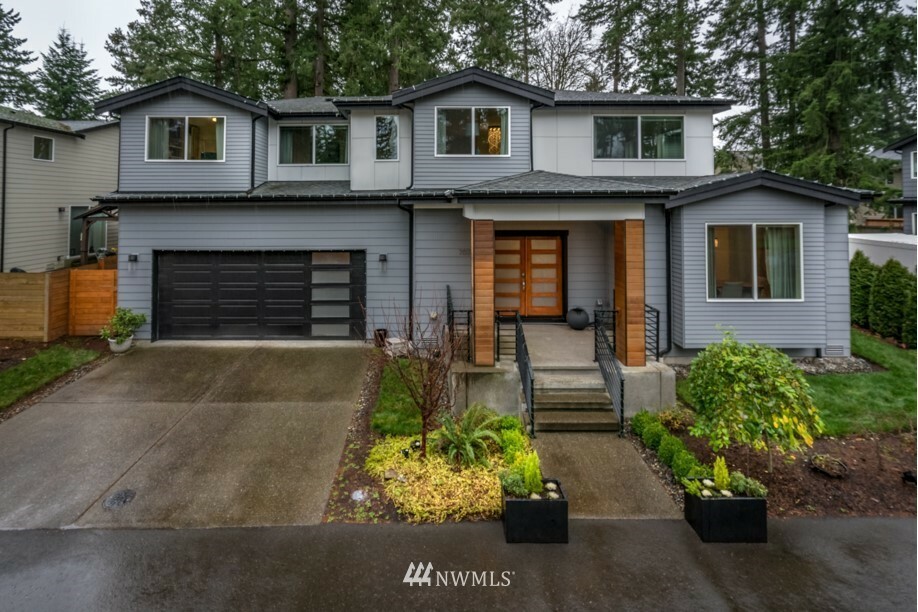 Property Photo:  707 Newport Court NE  WA 98056 