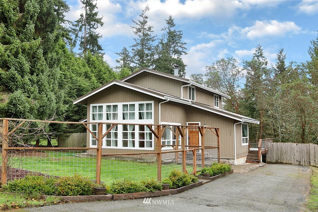 Property Photo:  1444 Manor Way  WA 98249 