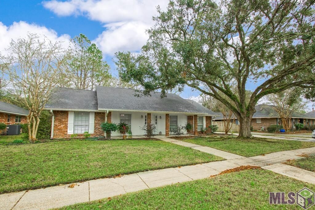 Property Photo:  725 N Allyson Dr  LA 70815 