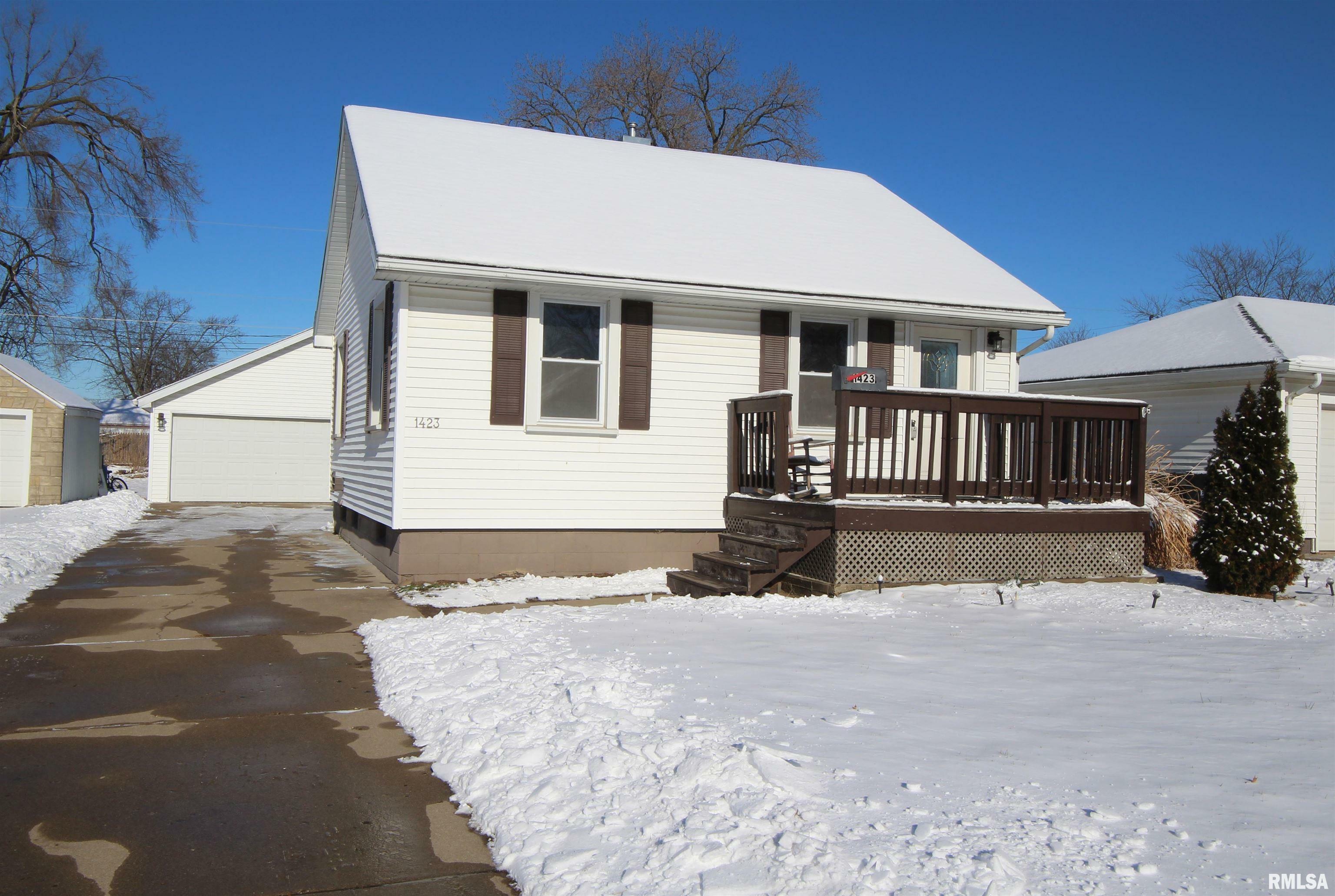 Property Photo:  1423 Fisher  IL 61554 