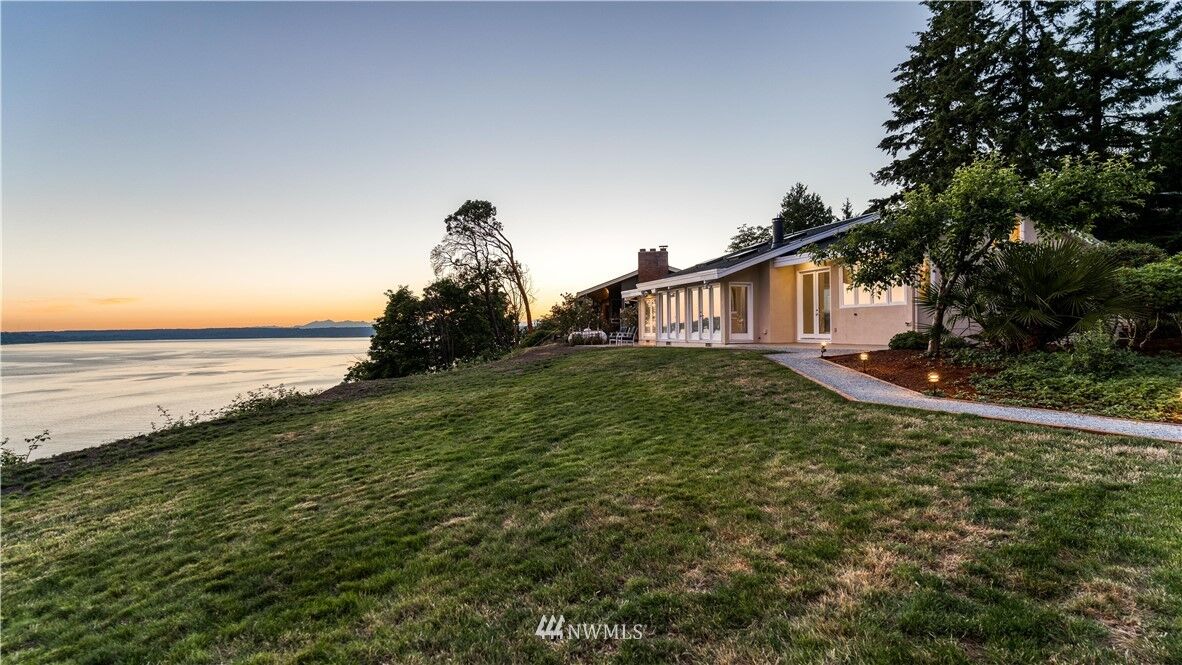 Property Photo:  21557 1st Court S  WA 98198 