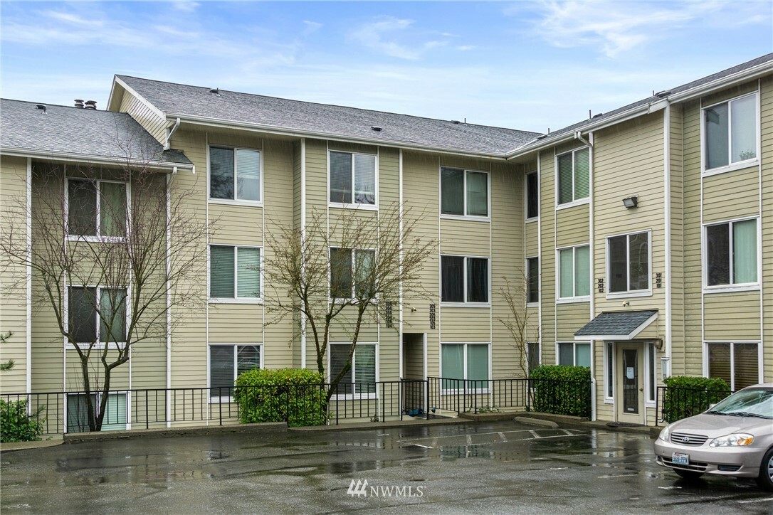 Property Photo:  2421 SW Trenton Street 105  WA 98106 