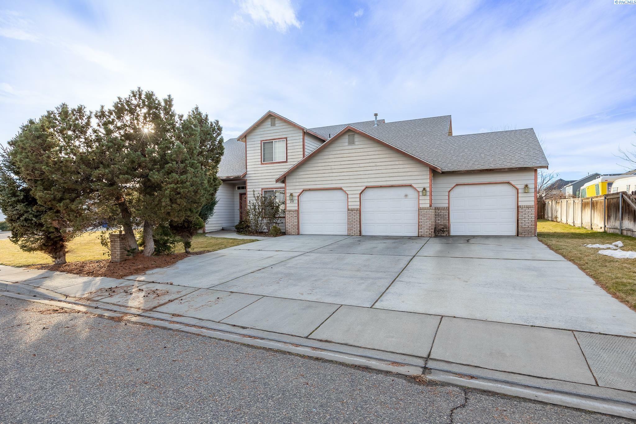 Property Photo:  210 Brookwood Loop  WA 99352 