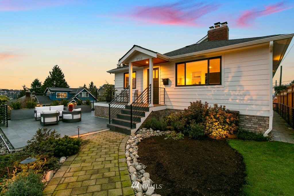 Property Photo:  2722 Queen Anne Avenue N  WA 98109 