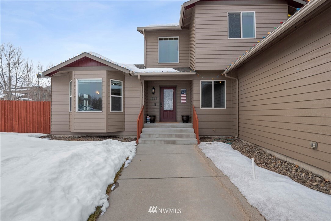 Property Photo:  1642 Kayla Way  WA 98801 