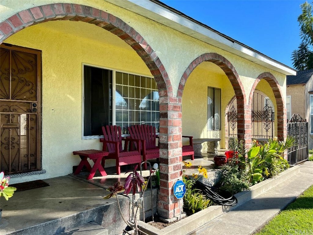 Property Photo:  10525 Waddell Street  CA 90606 