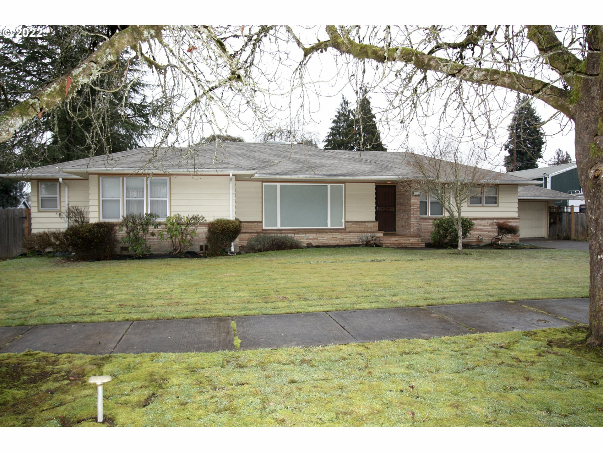 Property Photo:  1725 17th Ave  OR 97116 