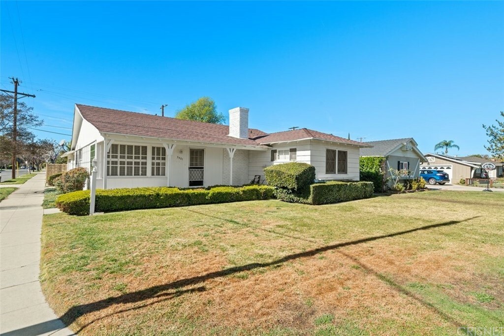Property Photo: 5401 Lemona Avenue CA 91411