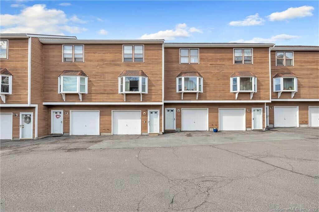 Property Photo: 690 North Colony Street 13 CT 06450