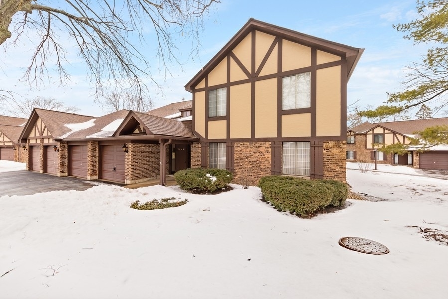 Property Photo:  1717 Lakecliffe Drive A  IL 60189 