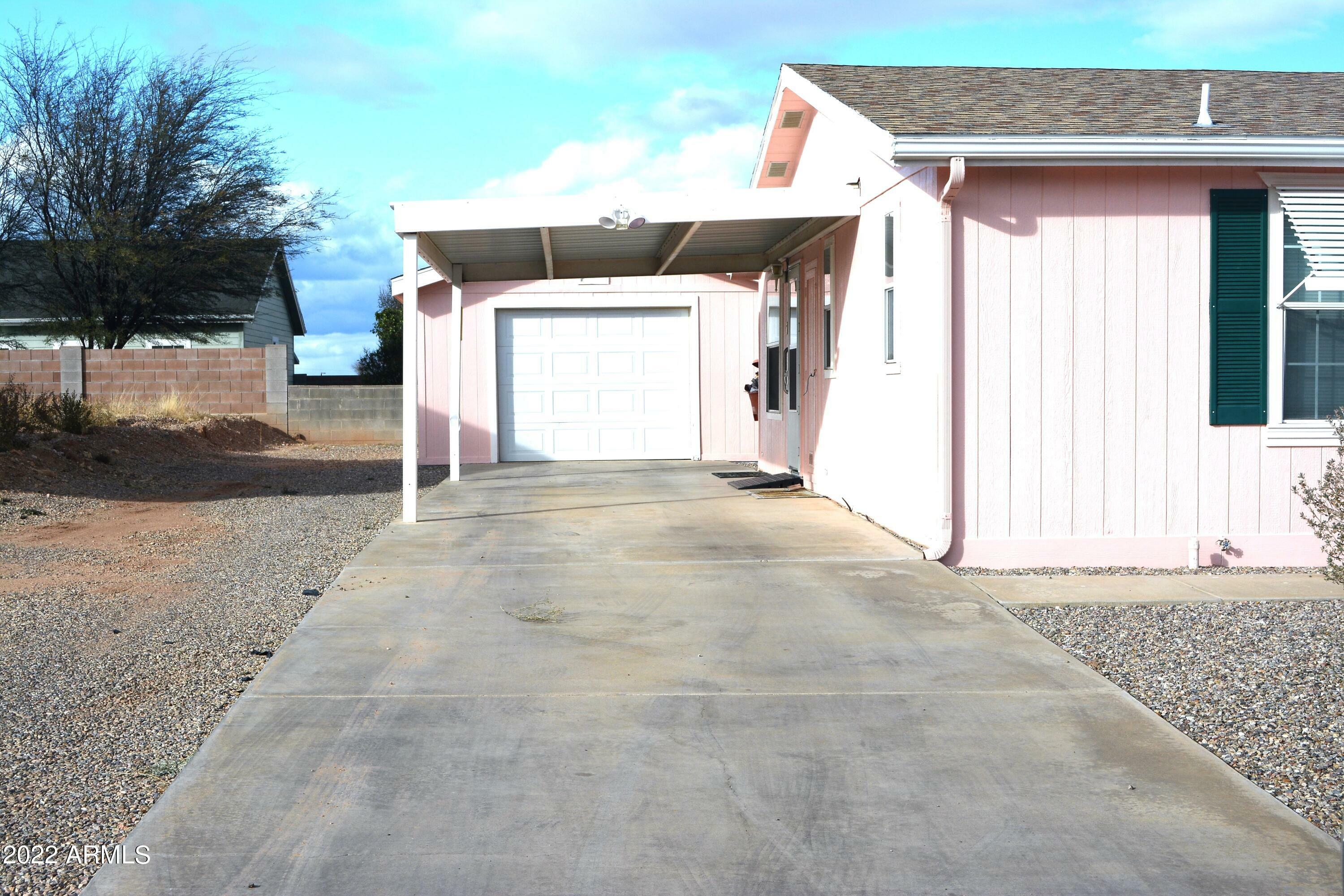 Property Photo:  672 W Coachline Lane  AZ 85602 