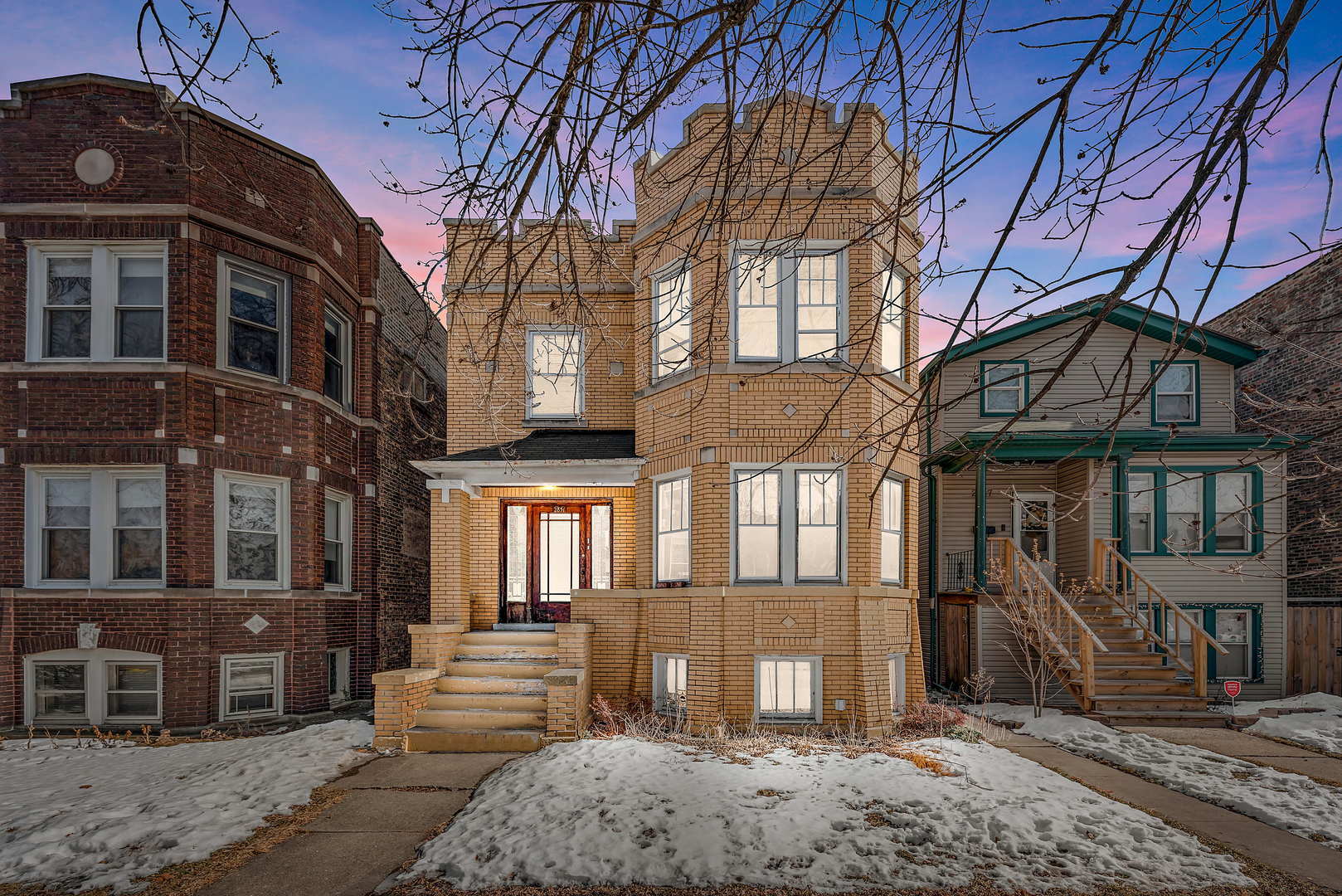 Property Photo:  2851 N Harding Avenue  IL 60618 