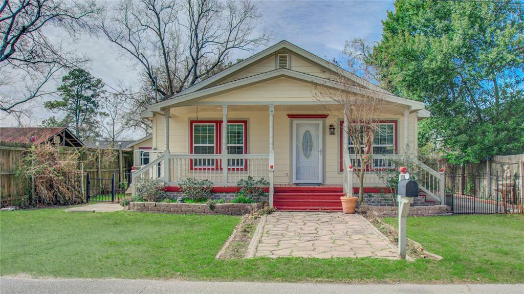 Property Photo:  210 N Live Oak Street  TX 77375 