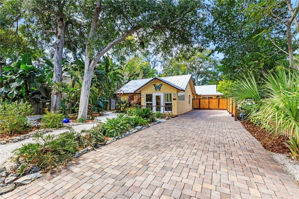 Property Photo:  1018 Pomelo Avenue  FL 34236 