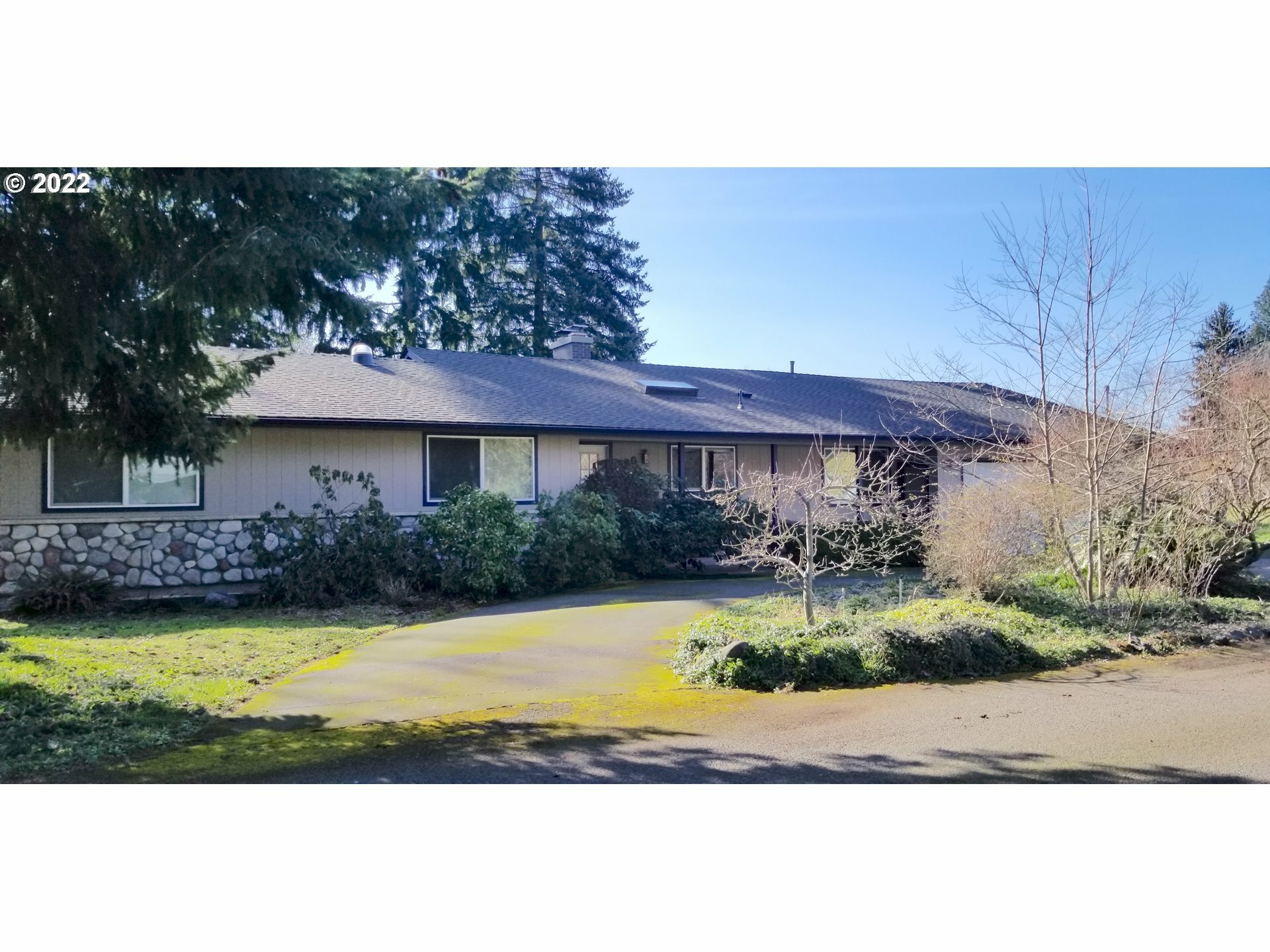 Property Photo: 600 Rosewood Ave OR 97404