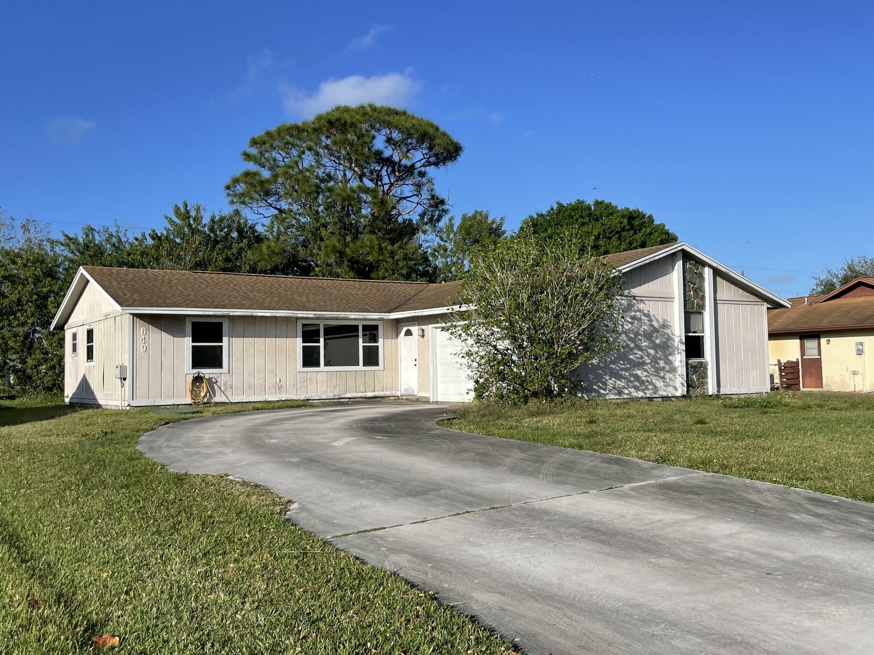 Property Photo:  649 SE Streamlet Avenue  FL 34983 