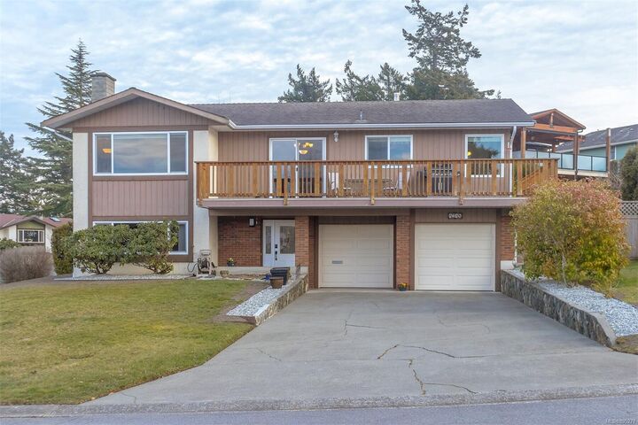 Property Photo: 4348 Ridgewood Cres BC V8Z 4Z7