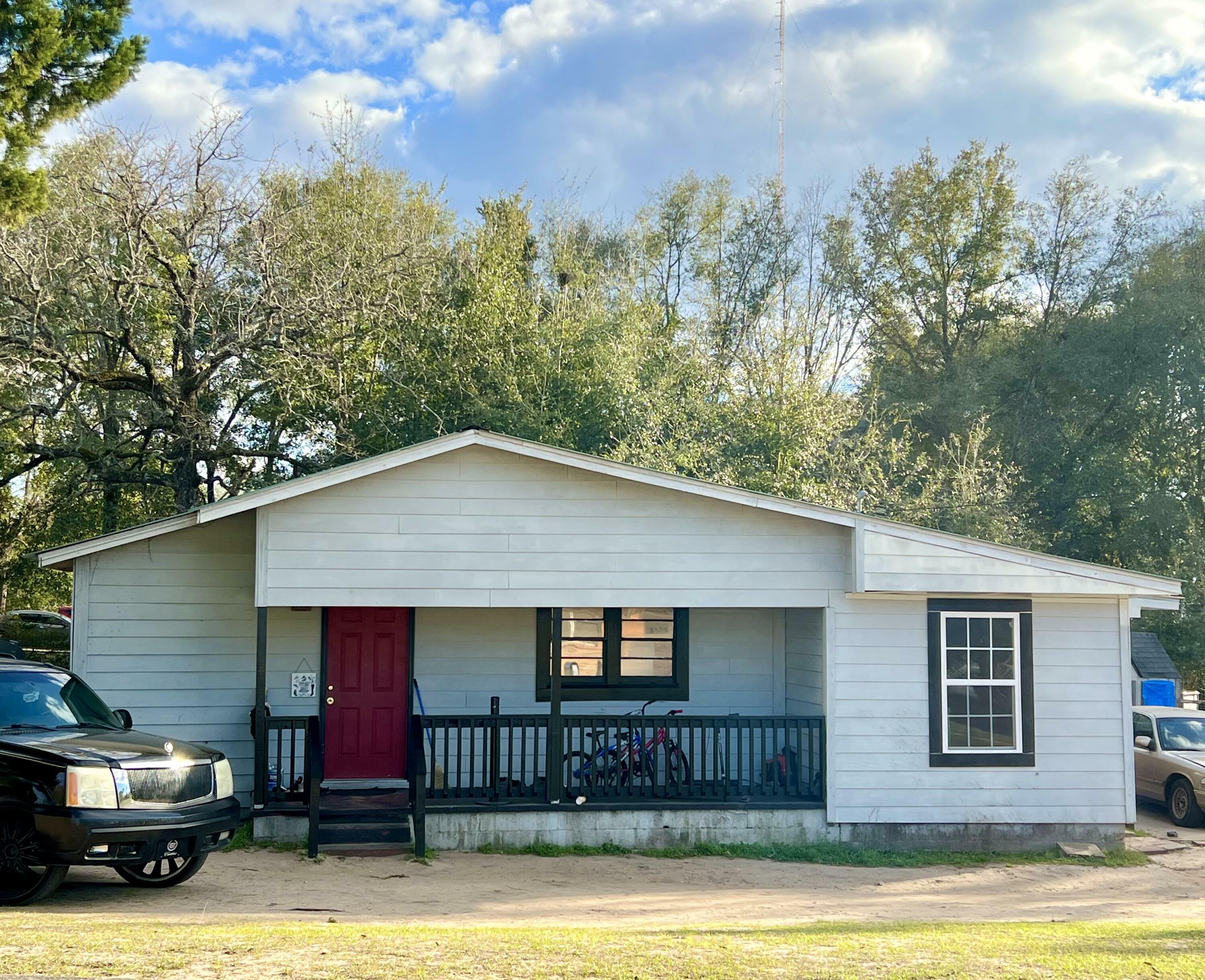 Property Photo:  402 W North Avenue  FL 32536 