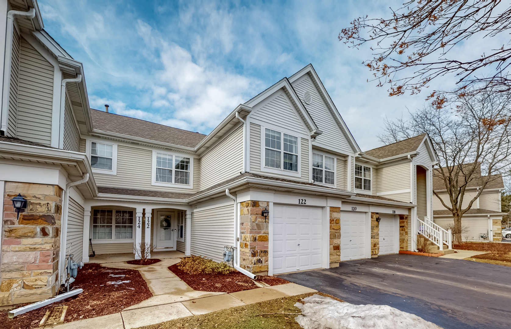 Property Photo: 122 Concord Lane IL 60188