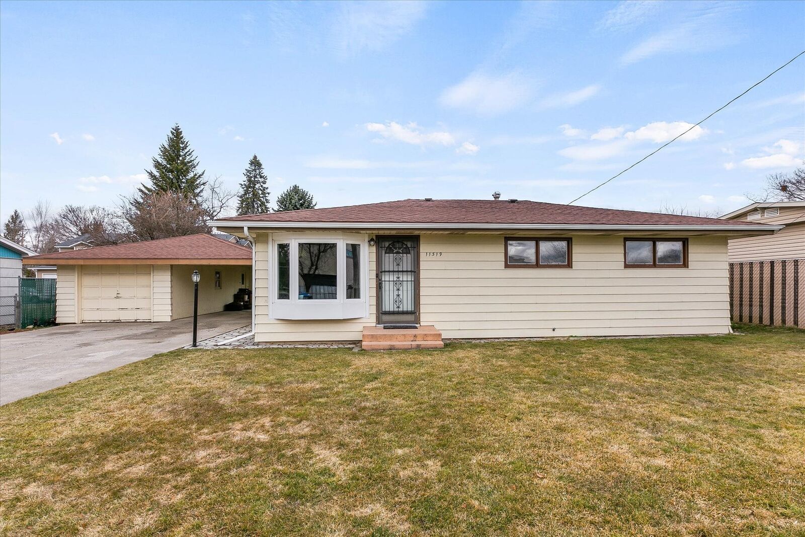 Property Photo: 11519 E Riverside Ave WA 99206
