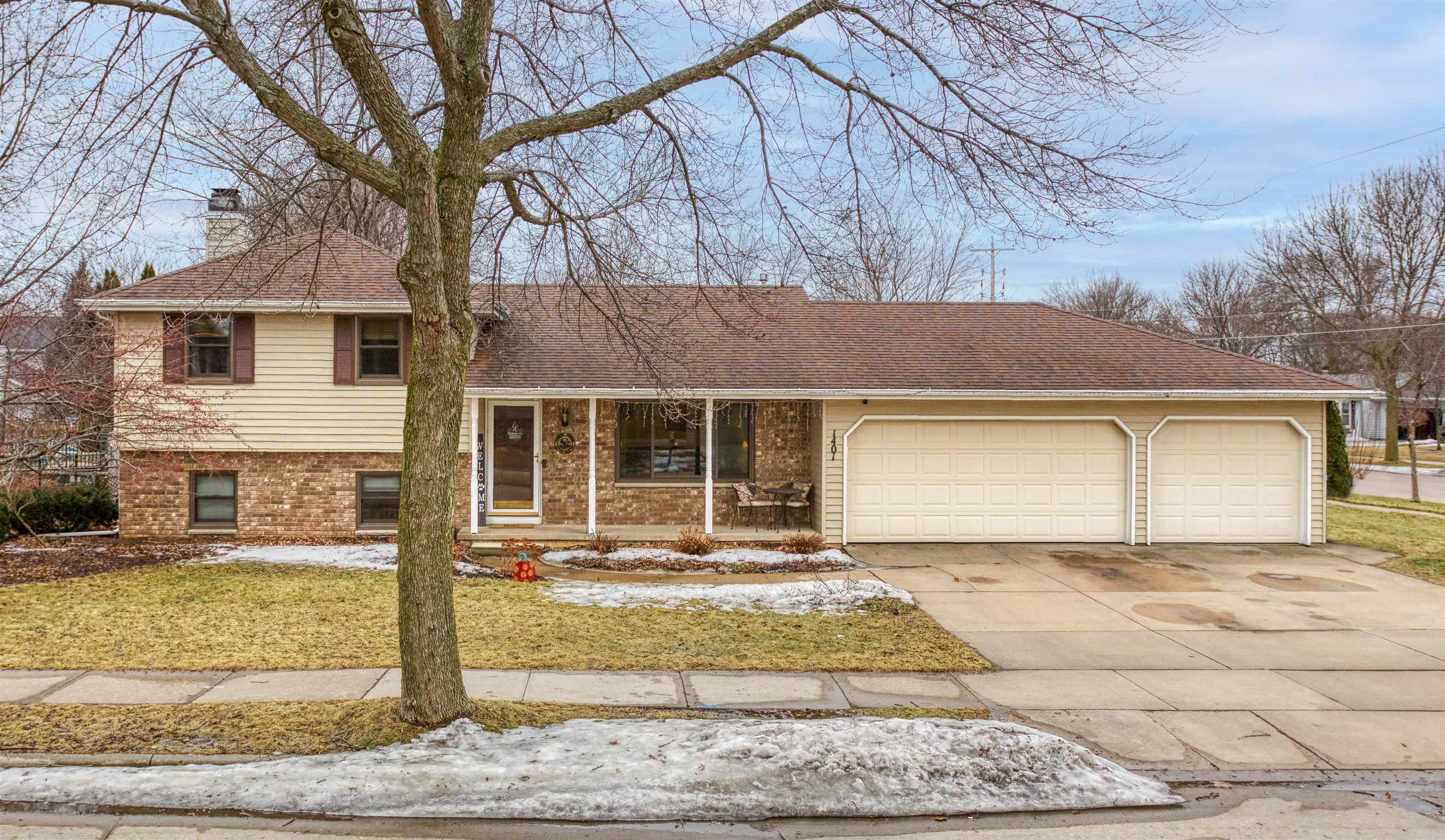 Property Photo: 1401 E Meadow Grove Boulevard WI 54915-4635