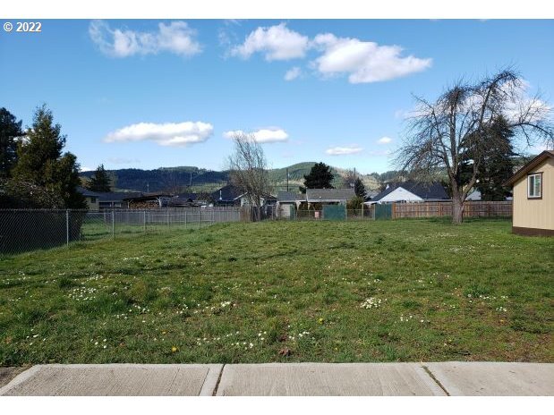 Property Photo:  529 W Main St  OR 97378 