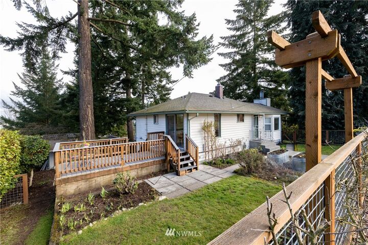 Property Photo:  12526 Fremont Avenue N  WA 98133 