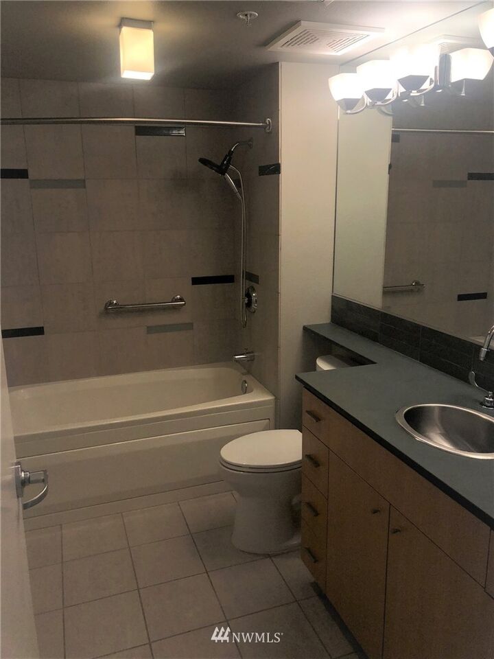 Property Photo:  17 W Mercer Street 219  WA 98119 