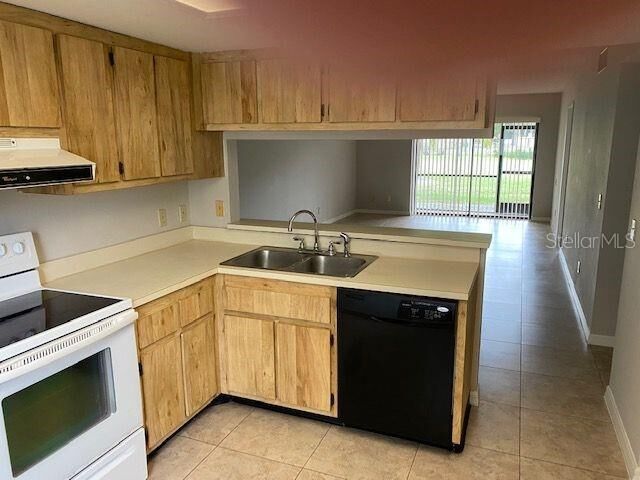 Property Photo:  121 W Cypress Court 121  FL 34677 
