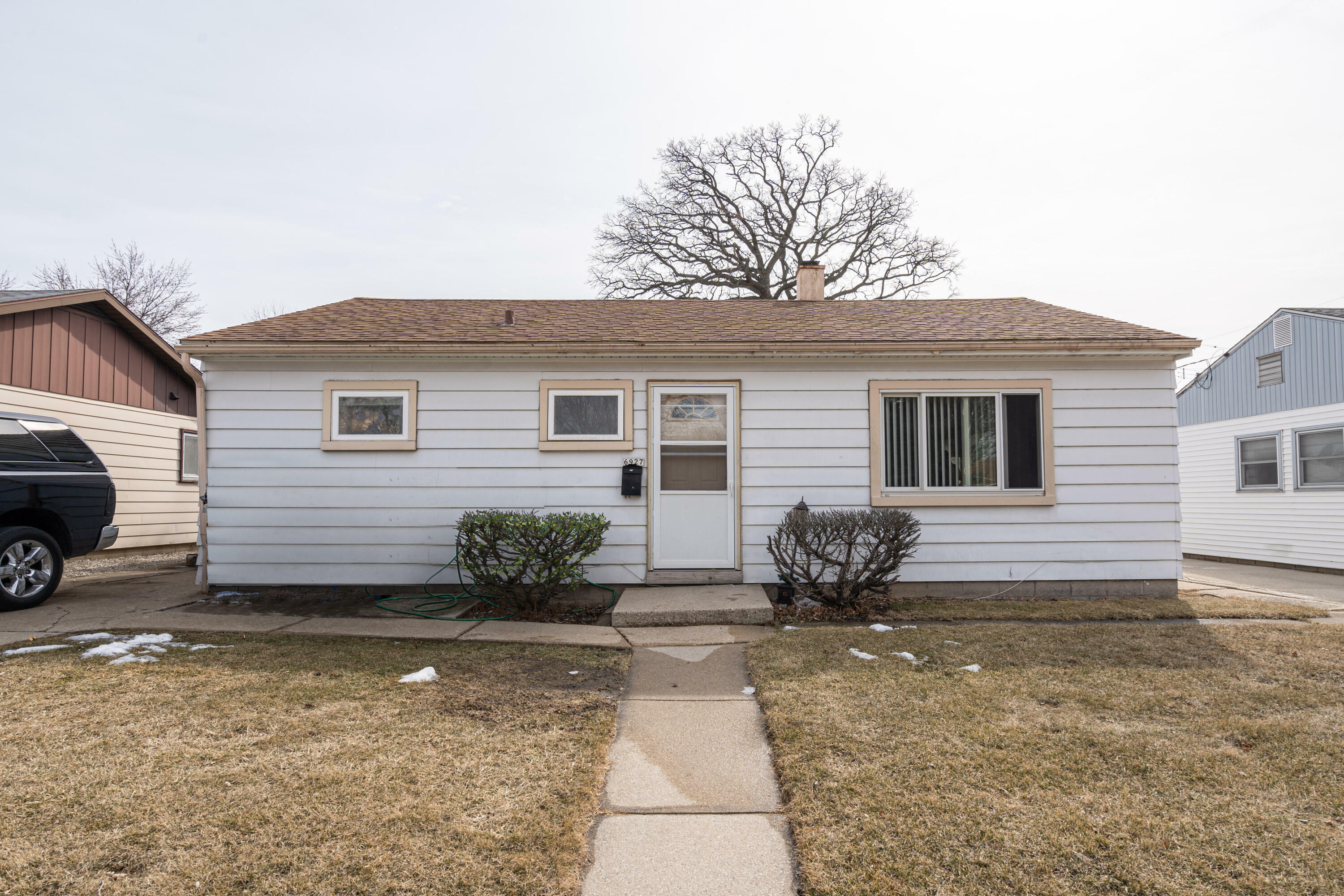 Property Photo:  6927 W Bennett Ave  WI 53219 