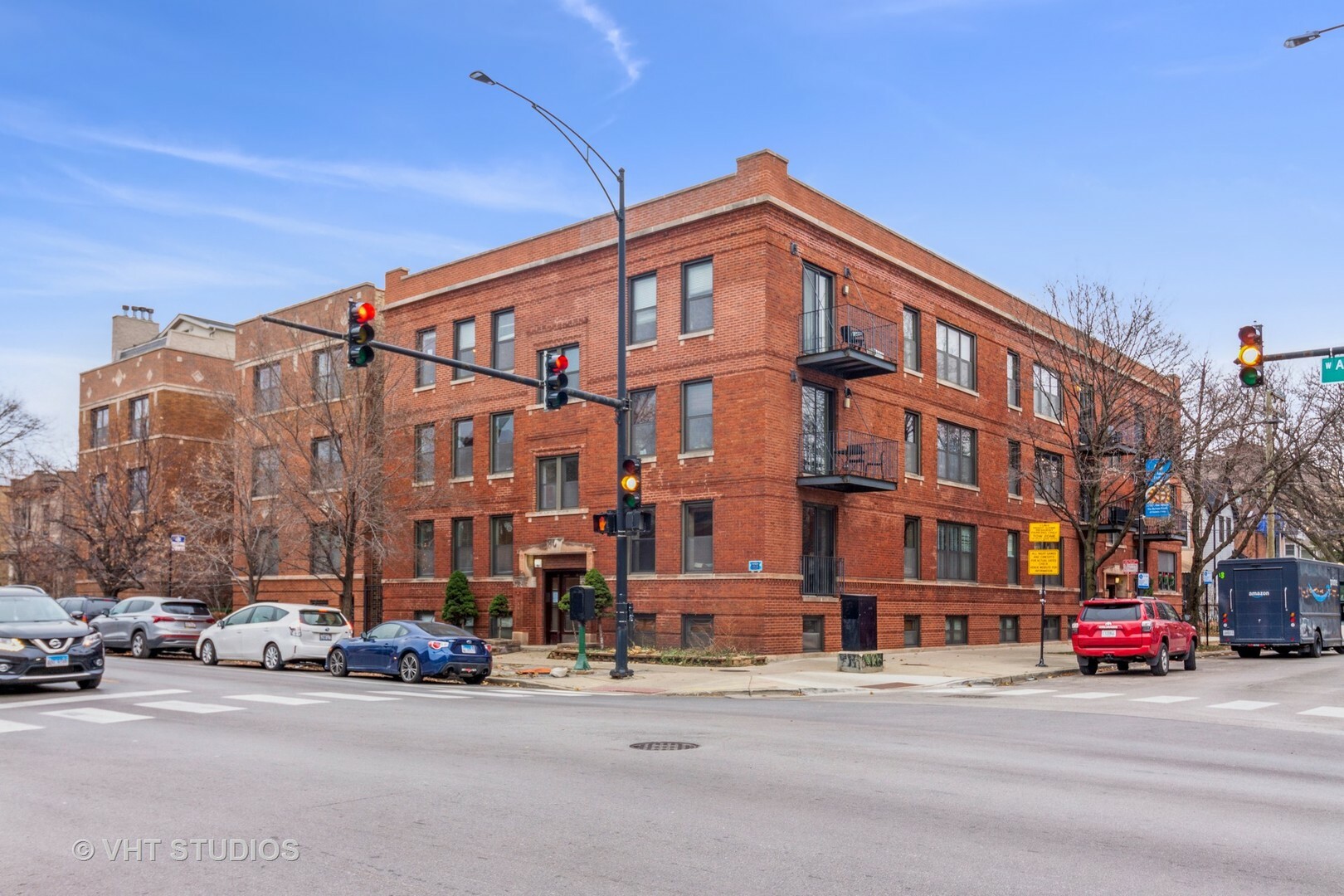 Property Photo:  1659 W Addison Street 1  IL 60613 