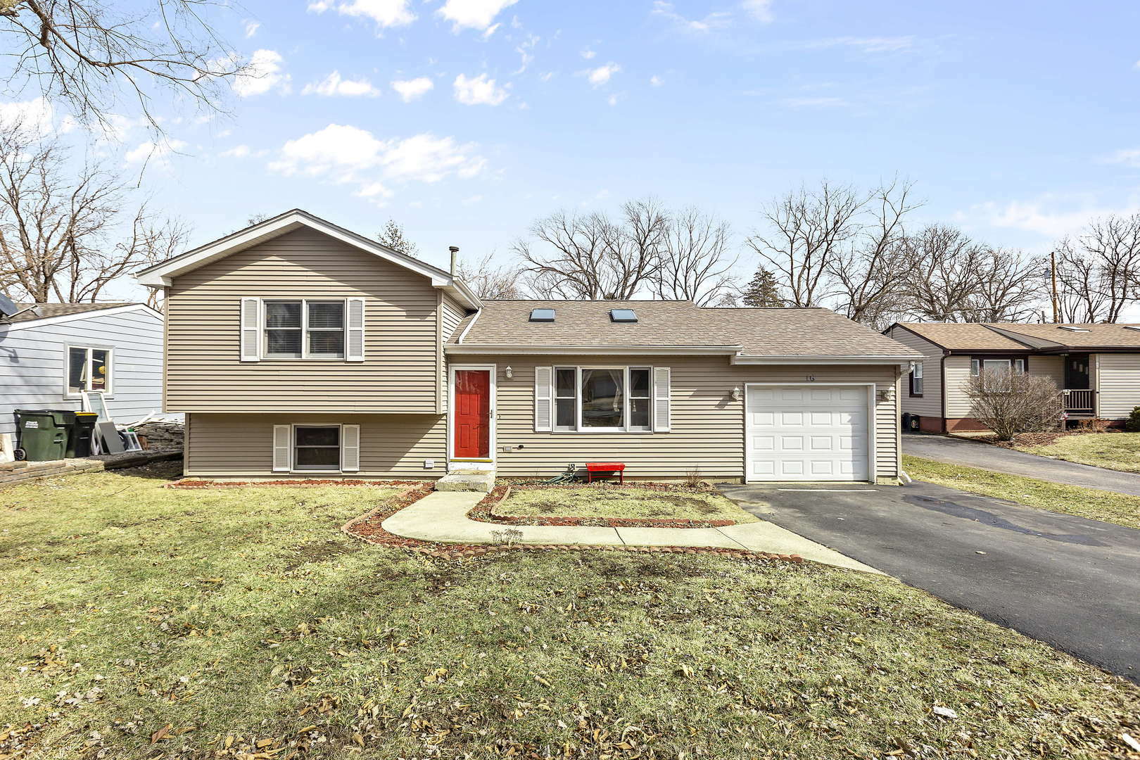 Property Photo:  16 Indian Trail  IL 60156 