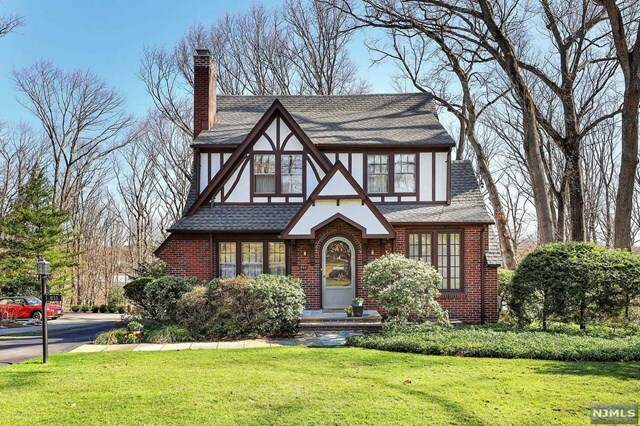 Property Photo:  833 Hillcrest Road  NJ 07450 