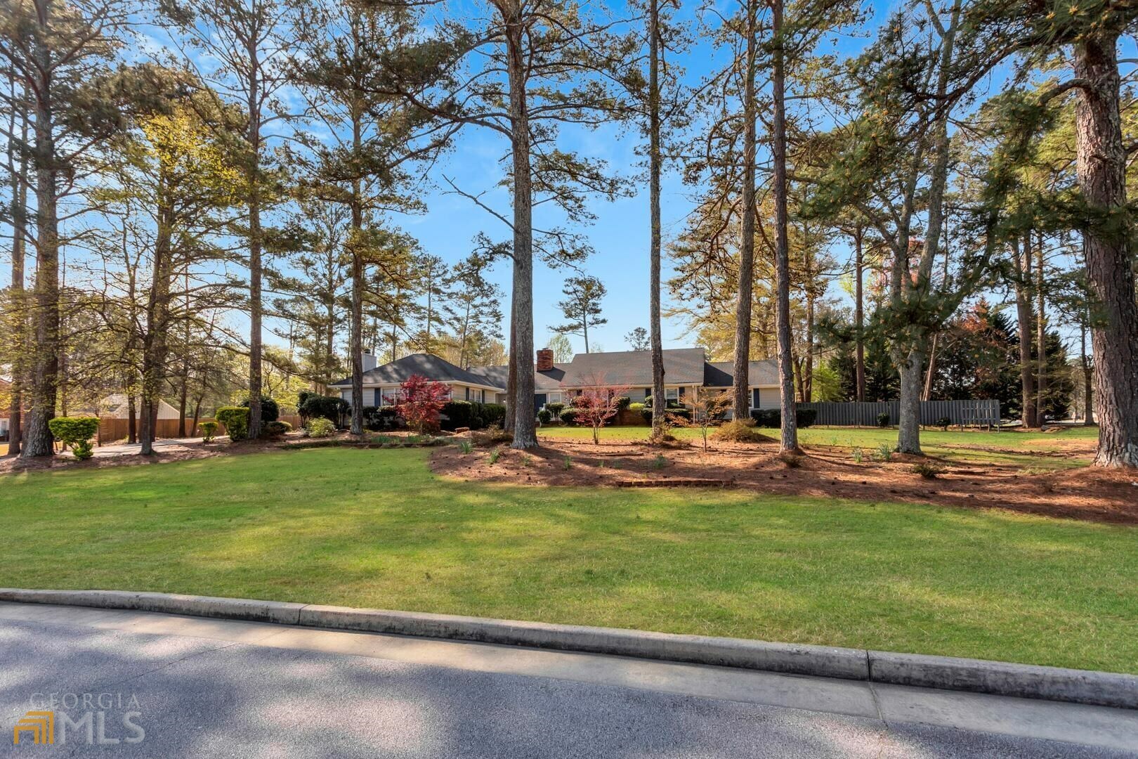 Property Photo: 985 Vineyard Drive SE GA 30013