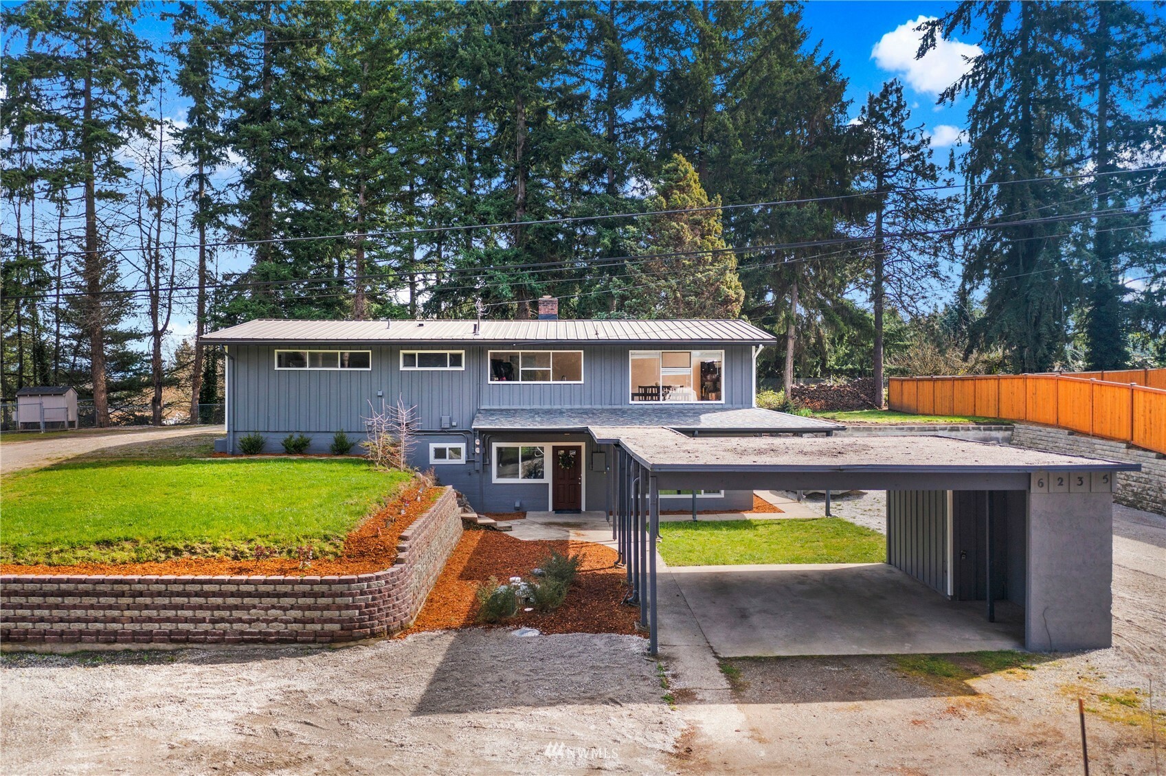 Property Photo:  623 625 108th Avenue Ct E  WA 98372 