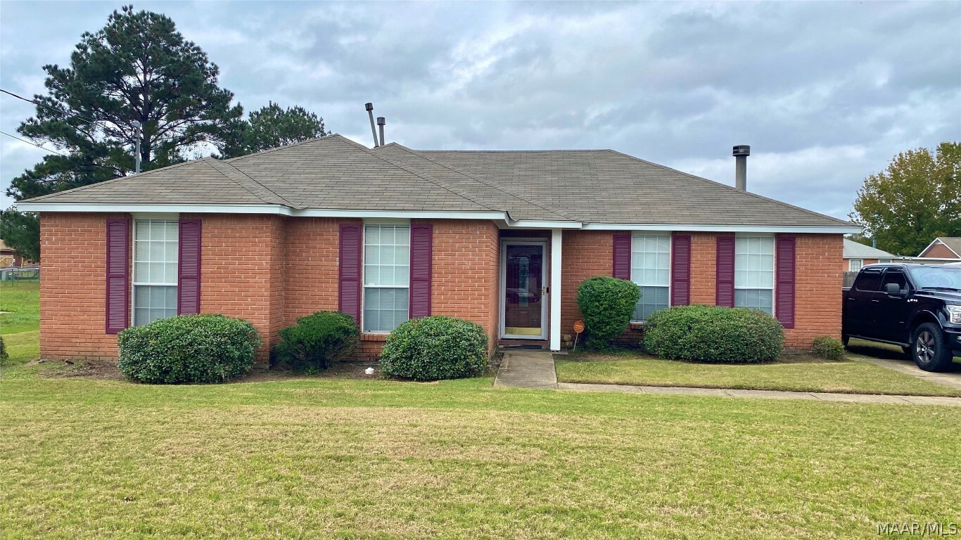 Property Photo:  827 Brookland Curve  AL 36117 