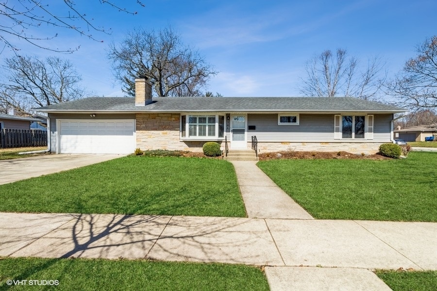 Property Photo: 504 Edwards Avenue IL 60118