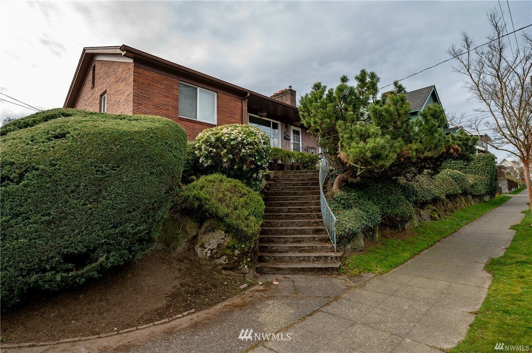 Property Photo:  403 W McGraw Street  WA 98119 