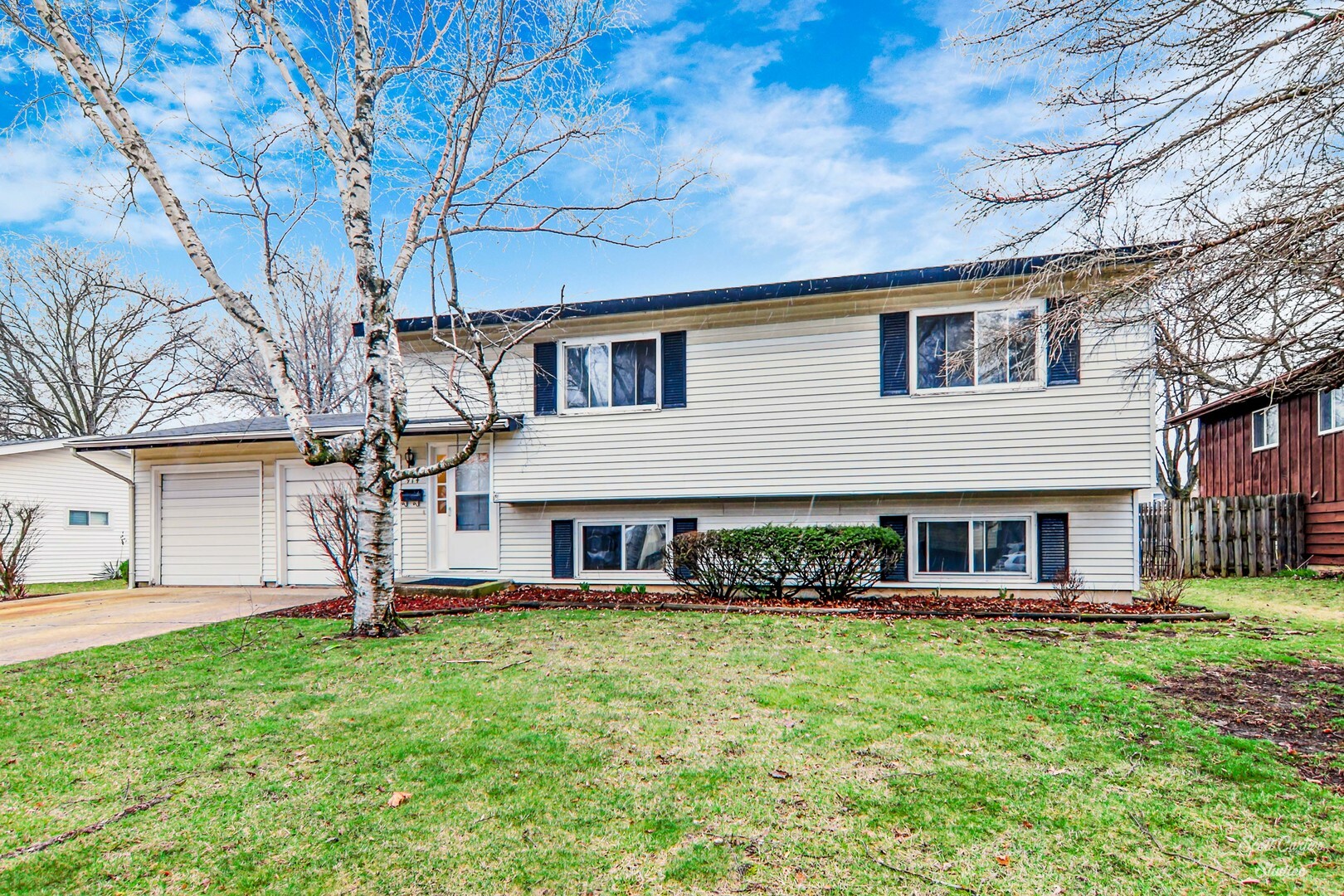 Property Photo: 913 Cambridge Lane IL 60014