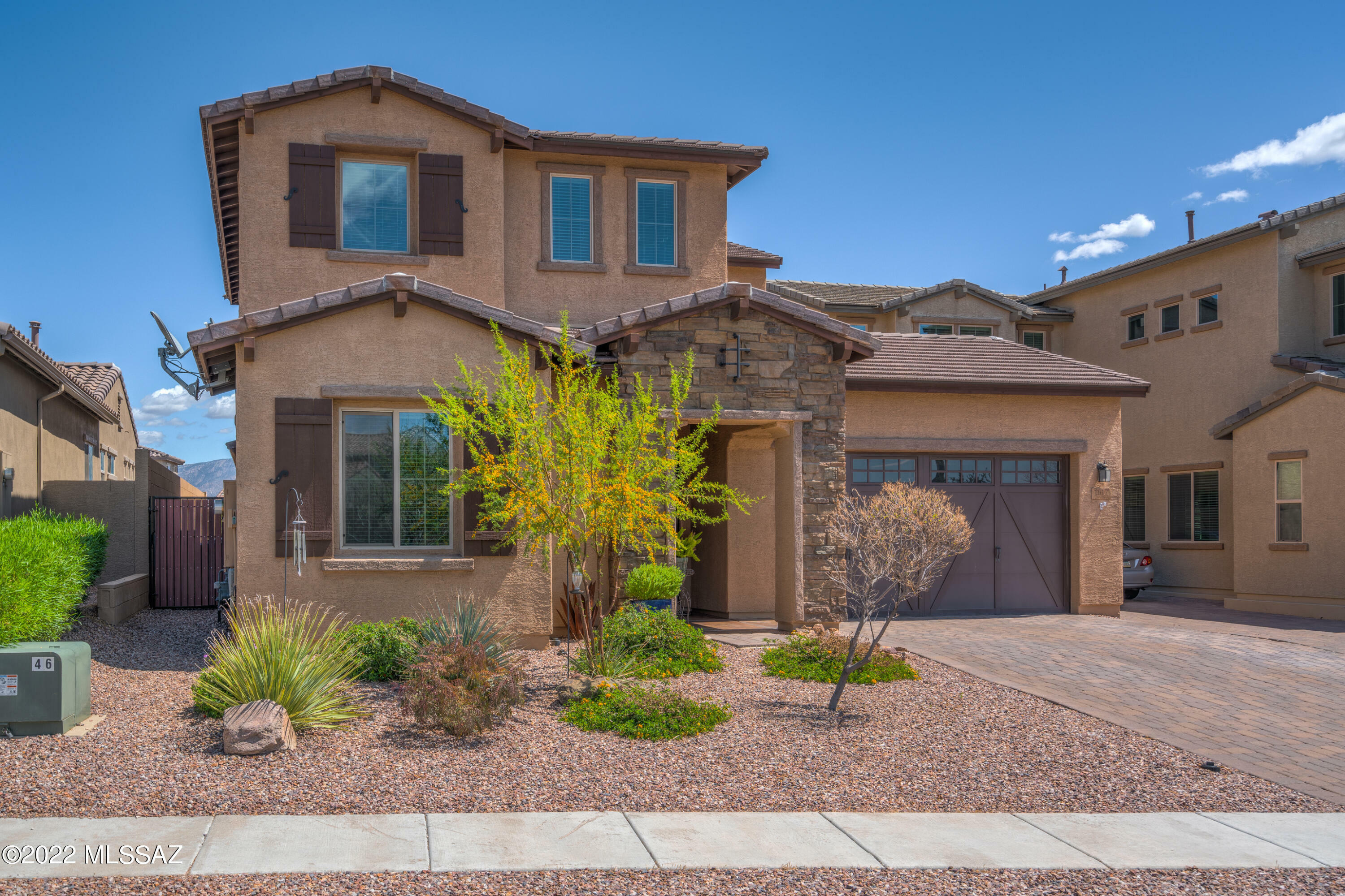 Property Photo:  1017 W Lark Bunting Lane  AZ 85755 