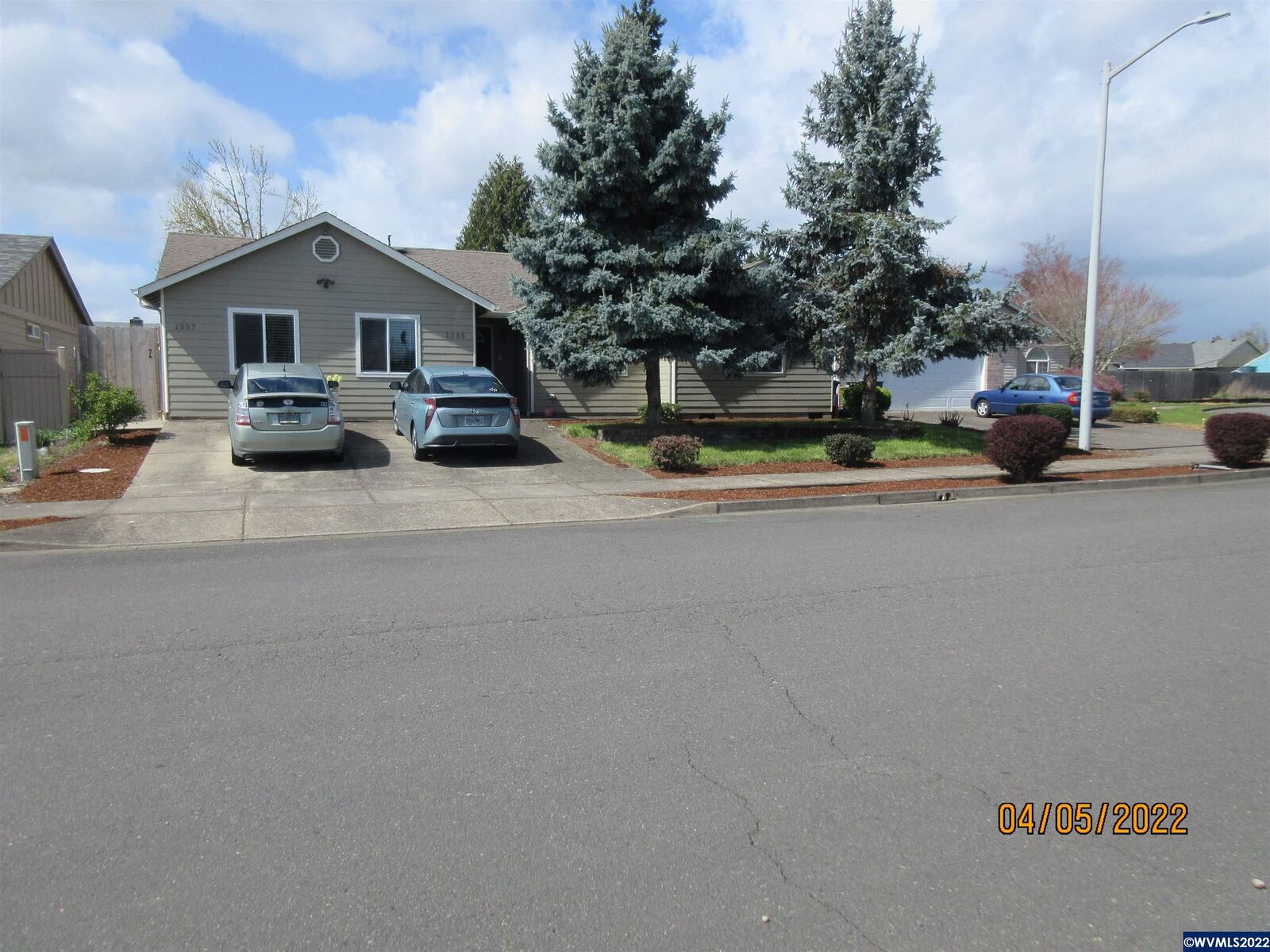 Property Photo:  1335  46th (-1337) Pl SE  OR 97317
